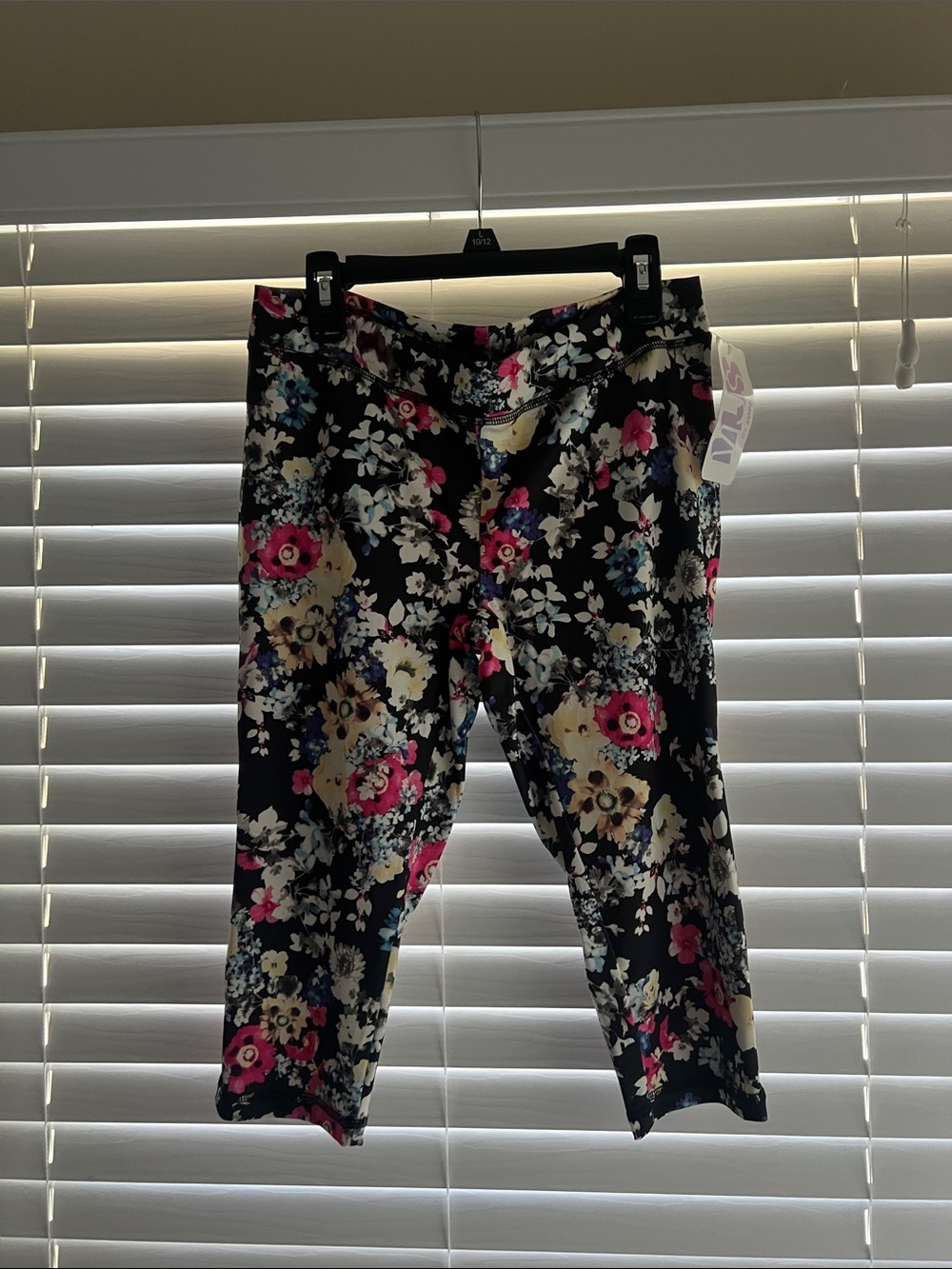 Soffe Black Floral Capri Leggings Pink Cream & Blue Flowers Size L